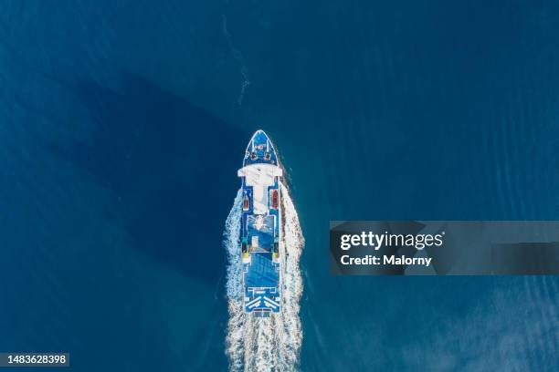 aerial view: a ferry on the ocean. - ferry photos et images de collection