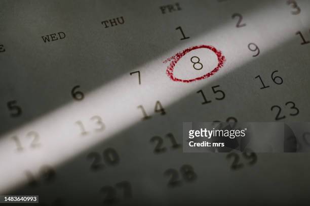 red circle marking on a calendar - jaarlijks evenement stockfoto's en -beelden