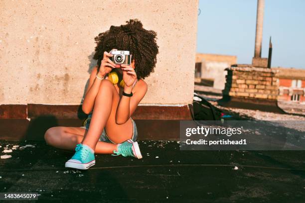 屋上の女の子 - アナログ ストックフォトと画像