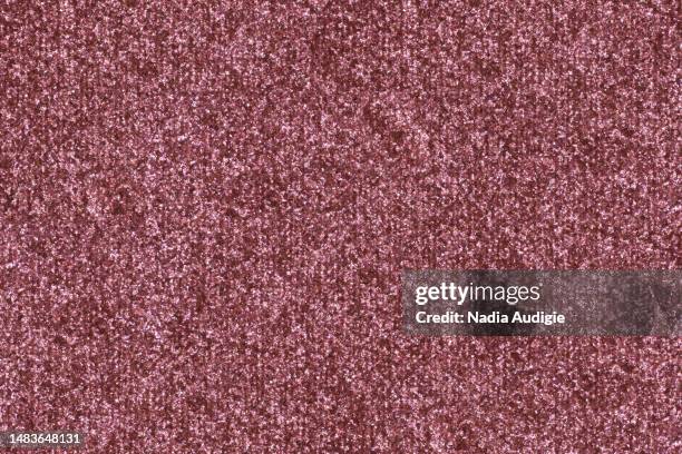 mica glitter eyeshadow highlighter background - paleta de maquillaje fotografías e imágenes de stock