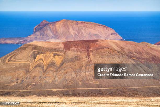 la graciosa e isla de montaña clara landscape - isla de lanzarote stock pictures, royalty-free photos & images