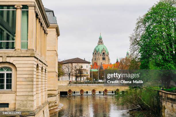 the parliament of lower saxony and the new town hall of hannover - hanover germany 個照片及圖片檔