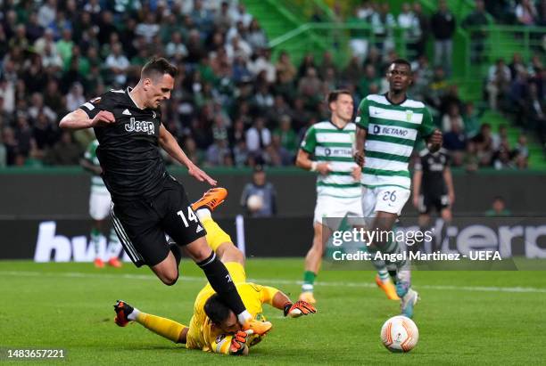 Antonio Adan of Sporting CP makes a save against Arkadiusz Milik of Juventus during the UEFA Europa League Quarterfinal Second Leg match between...