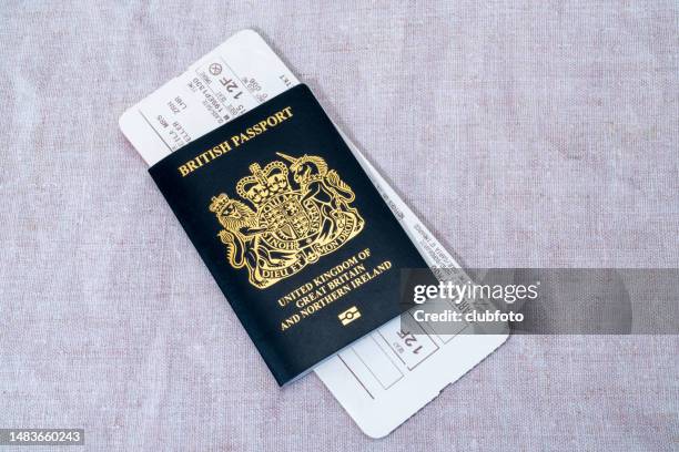 britischer reisepass und bordkarte der fluggesellschaft - passport uk stock-fotos und bilder