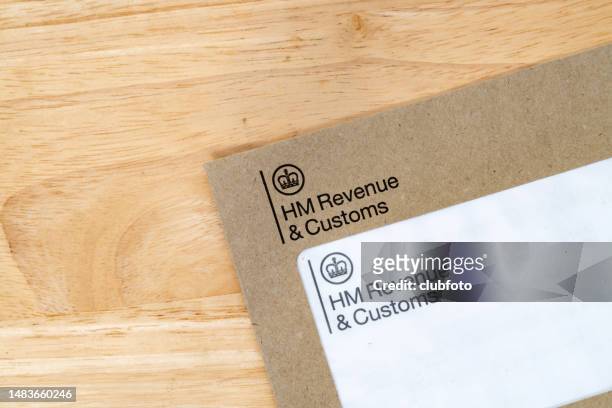 brown uk hmrc tax envelope - hm revenue and customs stockfoto's en -beelden