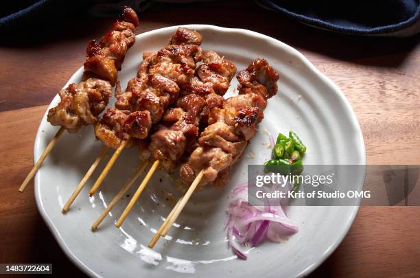 the grilled skewered meat - chicken skewers stockfoto's en -beelden