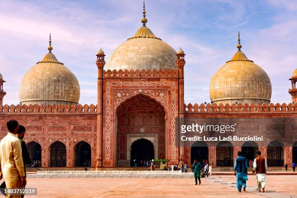 patio de la mezquita badshahi en lahore, pakistán - pakistan monument fotografías e imágenes de stock