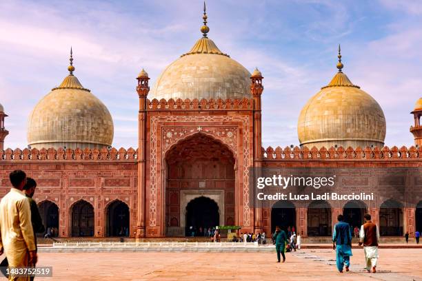 courtyard of the badshahi mosque in lahore, pakistan - pakistan monument 個照片及圖片檔