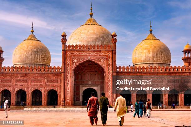 courtyard of the badshahi mosque in lahore, pakistan - pakistan monument 個照片及圖片檔