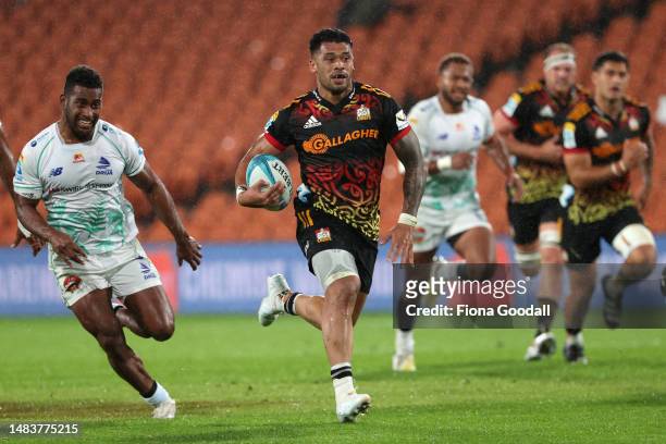 Etene Nanai-Seturo of the Chiefs makes a break during the round nine Super Rugby Pacific match between Chiefs and Fijian Drua at FMG Stadium Waikato,...