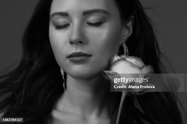 portrait of beautiful young woman - beauty cosmetic luxury studio background stock-fotos und bilder