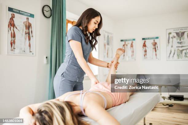mueva su pierna por favor - osteópata fotografías e imágenes de stock
