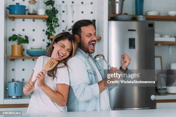 diversión en la cocina. - cuchara-de-madera fotografías e imágenes de stock