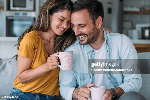 schönes junges paar trinken kaffee zu hause. - share my wife fotos stock-fotos und bilder