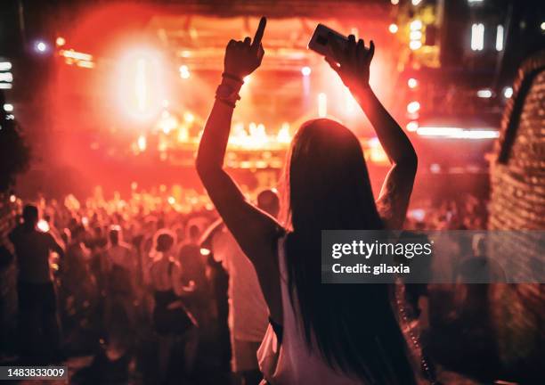 woman enjoying a concert party. - celebrating the songs voice of gregg allman backstage audience stockfoto's en -beelden
