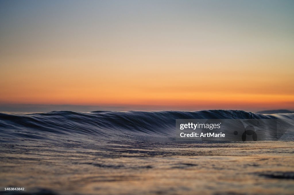 Schöner Sonnenuntergang über dem Meer