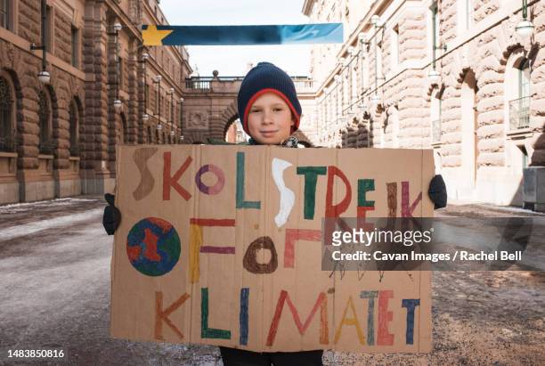 boy outside of parliament house, stockholm striking for climate change - klimaatactivist stockfoto's en -beelden