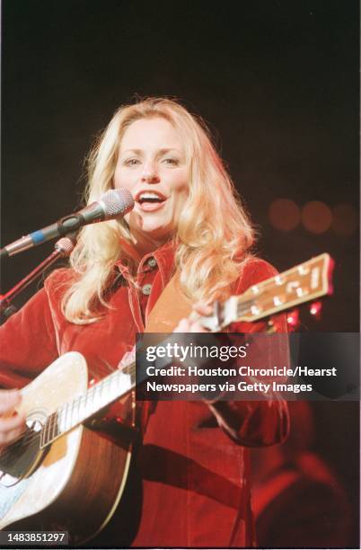 Deana Carter performs at the Summit Nov. 8, 1996 HOUCHRON CAPTION : Deana Carter demonstrates her versatility on Everything's Gonna Be Alright.