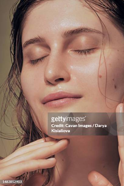 close up model with hydrated facial skin and natural makeup on green - complexion imagens e fotografias de stock