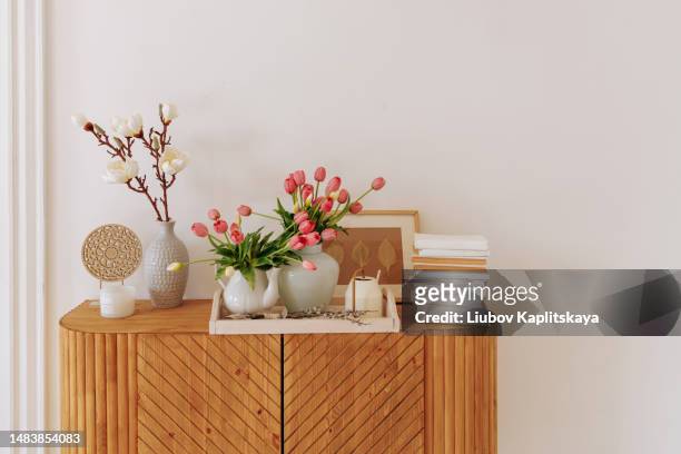 scandinavian style living room accessories - frühling deko stock-fotos und bilder