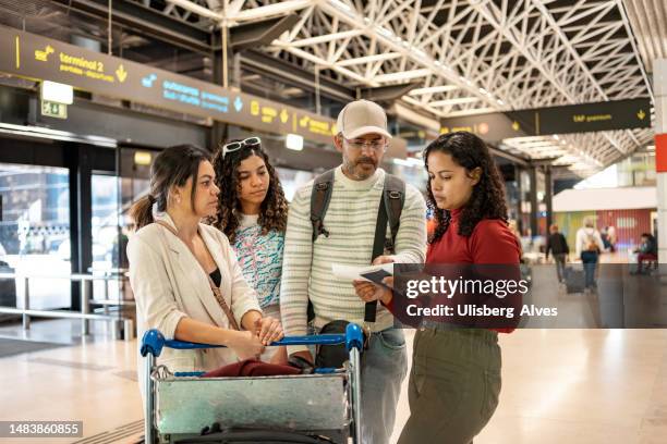 freunde am flughafen - lost luggage stock-fotos und bilder