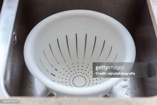 white strainer in the sink - colander imagens e fotografias de stock