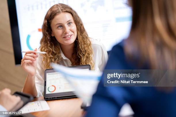 use data-driven decision-making to fuel business growth. business development teams explain or make strategies from business insight data to drive business plan objectives forward over a tablet computer in a business office. - smart tv stock-fotos und bilder