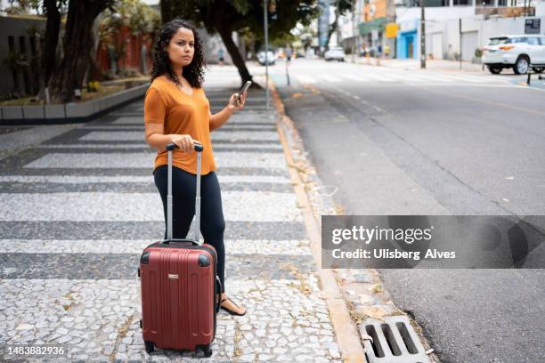 woman with suitcase - esperar alguém imagens e fotografias de stock