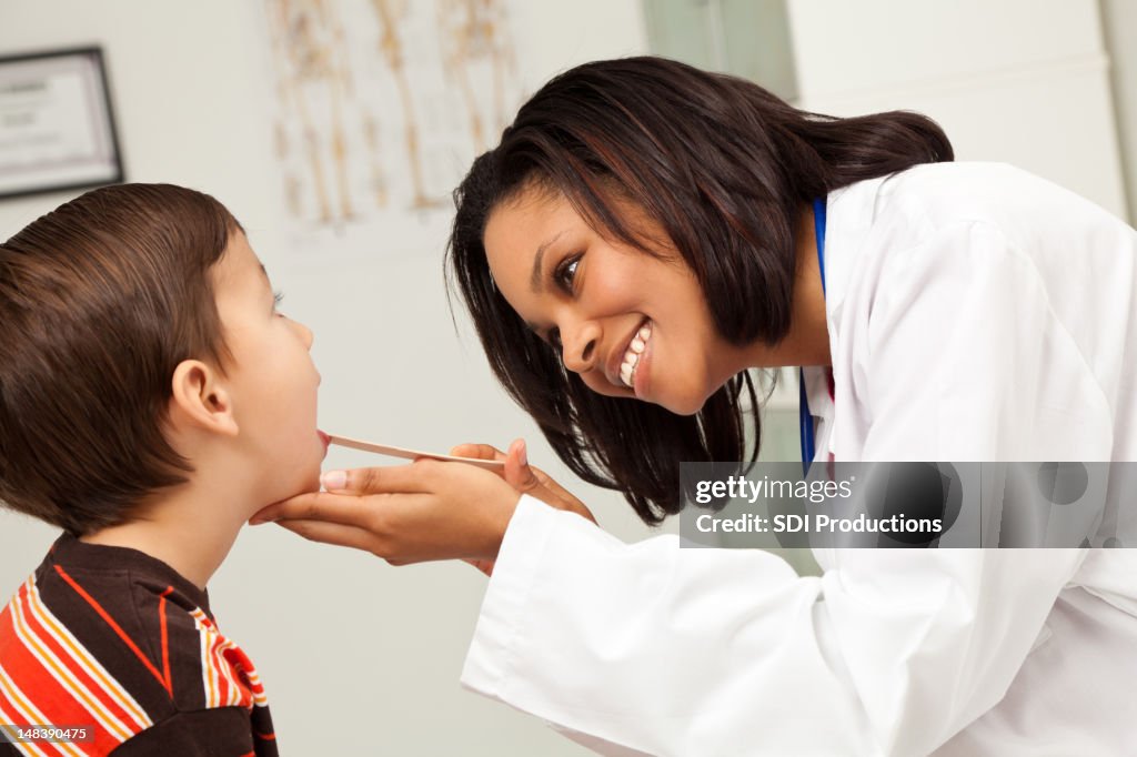 Docteur visite du spectacle de jeune garçon en Cabinet médical