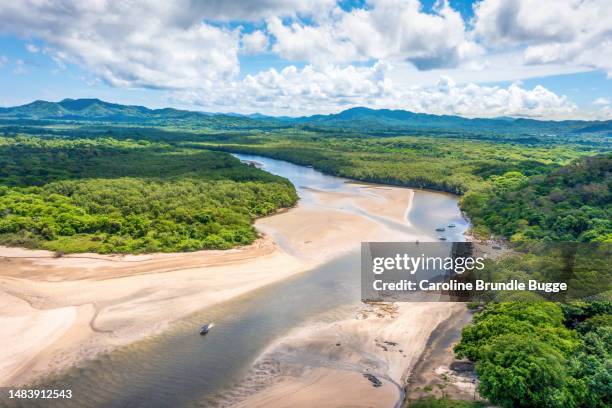 praia do tamarindo e estuário, guanacaste, costa rica - playa tamarindo - fotografias e filmes do acervo