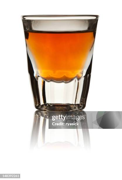 schnapsglas mit whiskey, isoliert auf weiss - shot glass stock-fotos und bilder