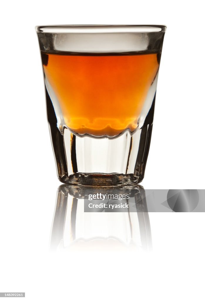 Vaso de chupito equipada con un whisky Aislado en blanco