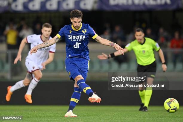 Simone Verdi of Hellas Verona scores the team's first goal from the penalty spot during the Serie A match between Hellas Verona and Bologna FC at...