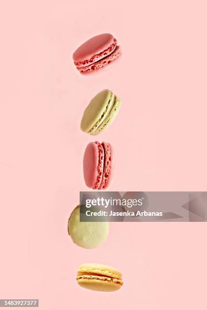 fresh macarons - macaron photos et images de collection