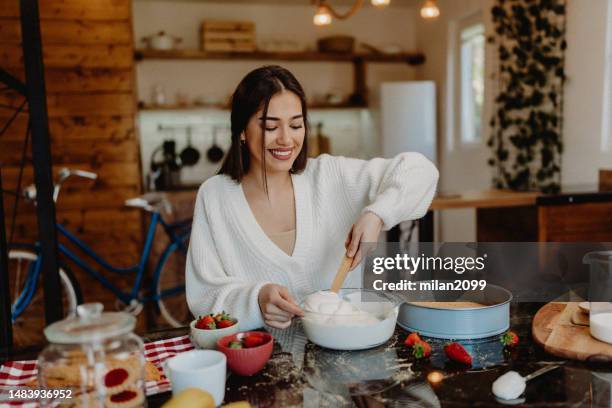 gâteau au fromage - faire cuire au four photos et images de collection