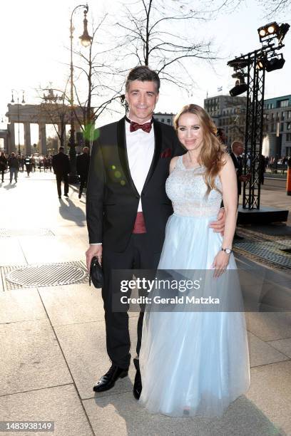 Hagen Reinhold and Annina Ucatis attend the 70th Bundespresseball 2023 at Hotel Adlon on April 21, 2023 in Berlin, Germany.