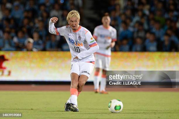 Yojiro Takahagi of Sanfrecce Hiroshima in action during the J.League J1 match between Kawasaki Frontale and Sanfrecce Hiroshima at Todoroki Stadium...