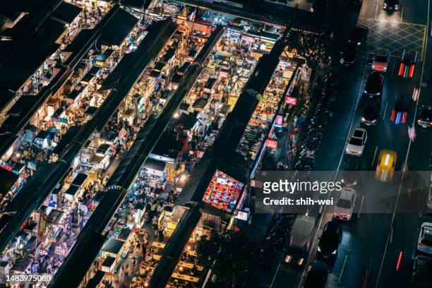 nachtmarkt in taiwan - night market stock-fotos und bilder