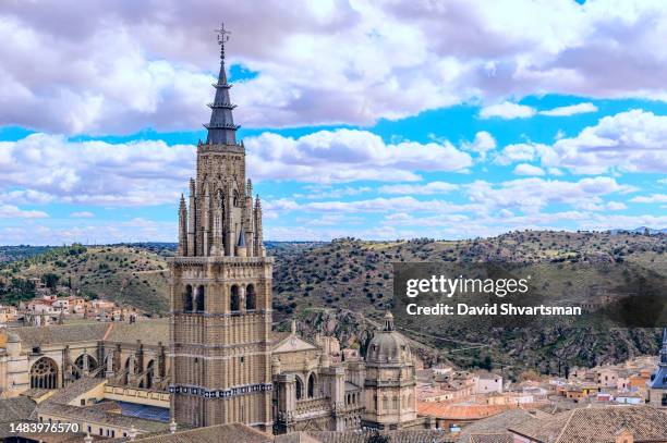 arial view of spire catedral primada in the imperial city of toledo, spain - toledo stockfoto's en -beelden