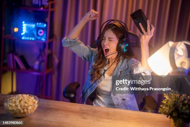 happy asia girl gamer - jeu mobile photos et images de collection