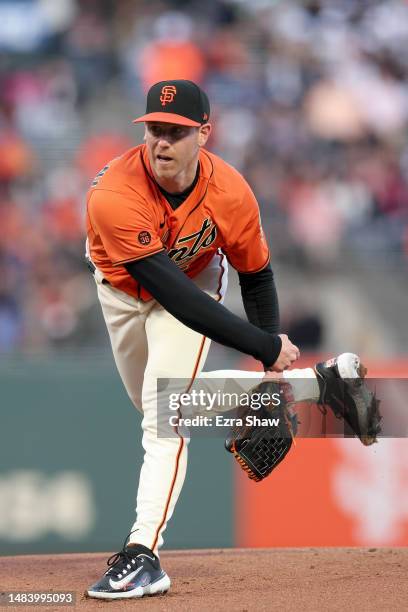 Anthony DeSclafani of the San Francisco Giants pitches against the New York Mets in the first inning at Oracle Park on April 21, 2023 in San...