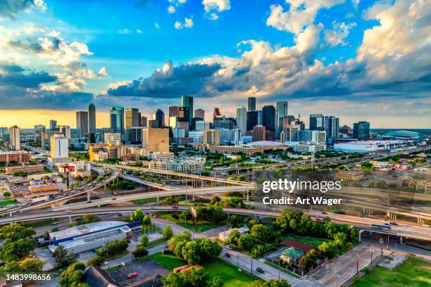 die skyline von houston - highways stock-fotos und bilder