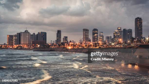 israel tel aviv stadtbild skyline bei twilight panorama - tel aviv stock-fotos und bilder