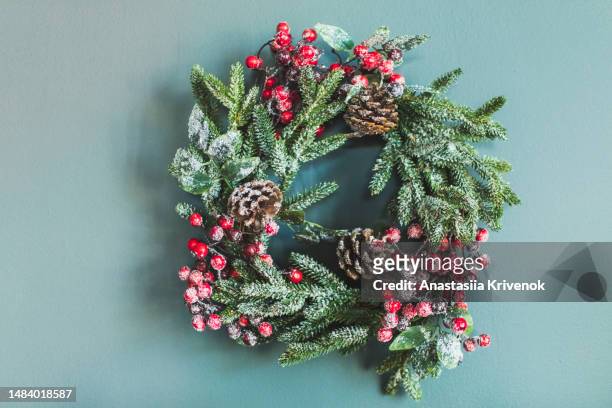 christmas wreath with christmas baubles and berries. - christmas garland stock pictures, royalty-free photos & images