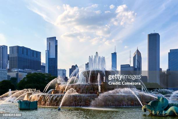 buckingham fountain and cityscape, chicago, usa - bright chicago city lights stock pictures, royalty-free photos & images