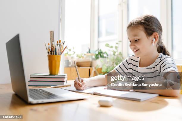 8 years girl learning at home - 8 9 years imagens e fotografias de stock