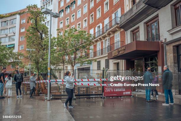 Restaurante 'Burro Canaglia Bar&Resto' precintado por un incendio, en la plaza de Manuel Becerra, a 22 de abril de 2023, en Madrid . Dos personas han...