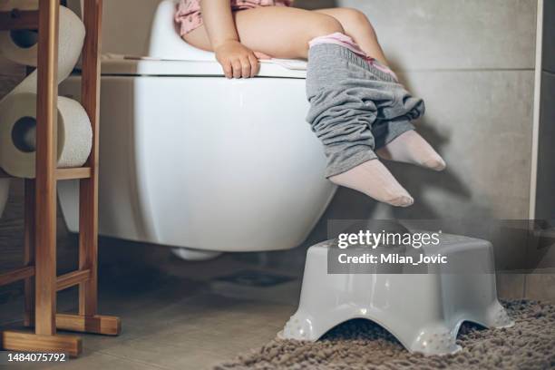 good girl using big girl potty - plaspot stockfoto's en -beelden