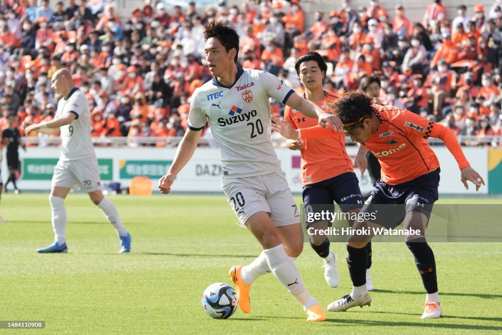 Yutaro Hakamata Of Omiya Ardija And Oh Se Hun Of Shimizu S Pulse yutaro-hakamata-of-omiya-ardija-and-oh-se-hun-of-shimizu-s-pulse