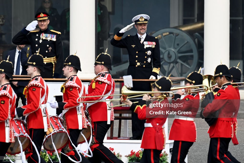 CASA REAL DE DINAMARCA - Página 2 Frederik-crown-prince-of-denmark-presents-colours-to-the-4th-battalion-the-princess-of-waless